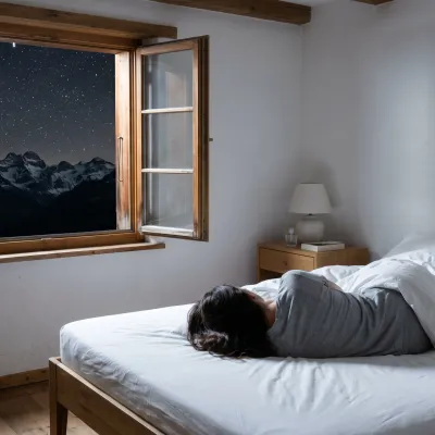 Femme allongée dans une chambre épurée en Suisse, lumière tamisée, yeux fermés, en état de relaxation profonde avant le sommeil.