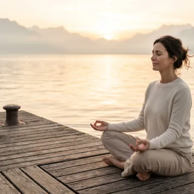 Femme pratiquant la cohérence cardiaque au bord du lac Léman à Lausanne, yeux fermés, posture détendue, lumière dorée du matin.